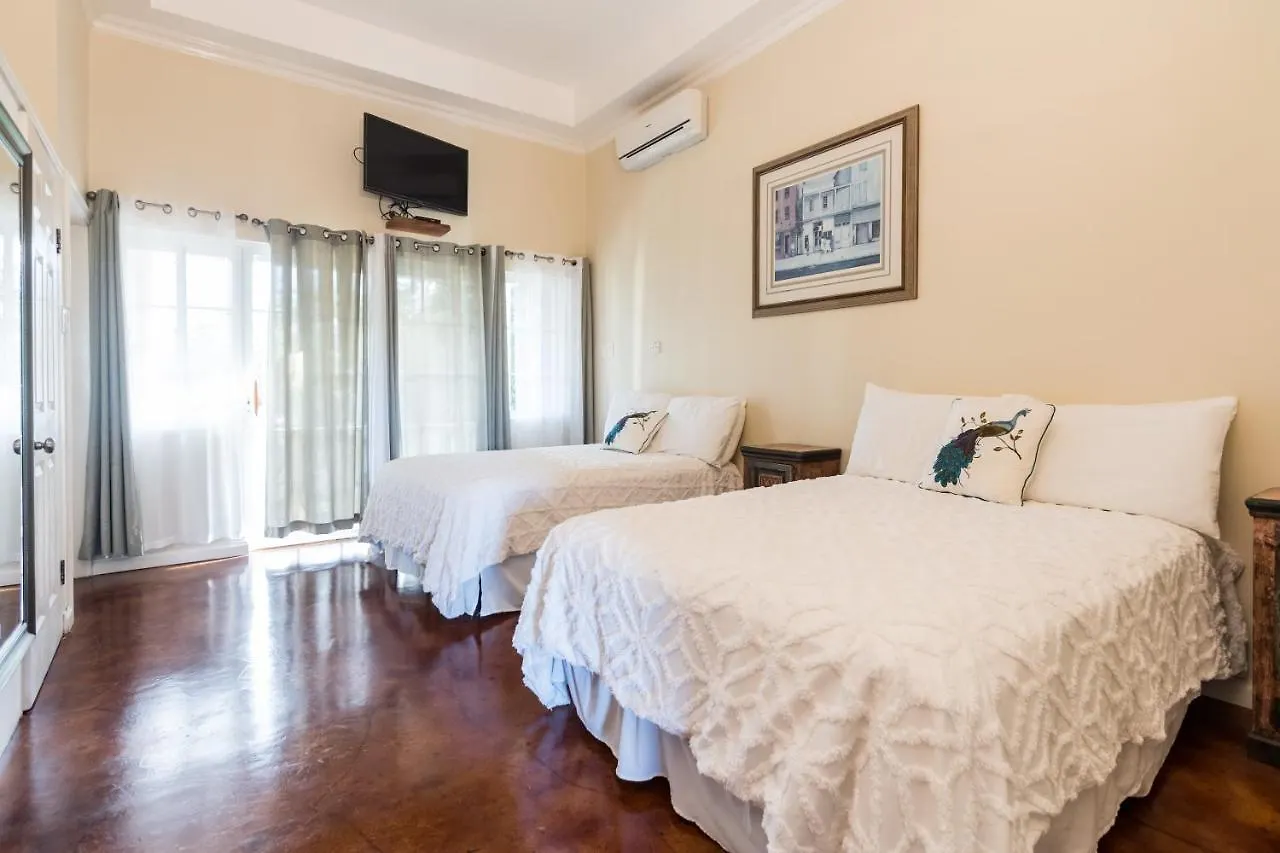 Blue Paloma Bed & Breakfast 루세아 0*,  자메이카